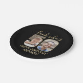 Look Who's 50ブラック&金ゴールド2フォトハッピーバースデー ペーパープレート (アングル)