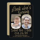 Look Who's 50ブラック&金ゴールド2フォトバースデーパーティー セーブザデート<br><div class="desc">誰が50歳を変えたか見ろ!招待状の家族と友人の50番目の誕生祝いに近い写真とカスタム一緒に日付のパーティの招待状を保存する。写真とこのテンプレートの文言はパーソナライズするシンプルために必要である。(画像の配置のヒント:写真を正確に配置する簡単の方法は、Zazzleウェブサイトにアップロードする前に写真をトリミングする。あなたもしは救済、追加の必要があるメッセージ私へ:)ブラックと金ゴールドのデザインは、あなたの選択の2つの写真を備えモダンて、スクリプト書、ヴィンテージデコタイポグラフィ。金ゴールドは金属箔ではなく印刷色であることに注意して下さい。このユニークデザイン男女兼用は、男性にも女性にも適している。ハッピーフィティート誕生日!</div>