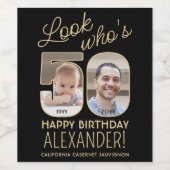 Look Who's 50ブラック&金ゴールド2フォトバースデーパーティー ワインラベル (シングルラベル)