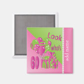 Look Who's 60 in Pink - 60誕生日 マグネット (正面/裏面)