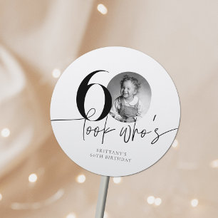 Look Who's 60 Photoおもしろいシンプル 60誕生日 ラウンドシール