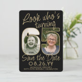 Look Who's 65ブラック&金ゴールド2フォトバースデーパーティー セーブザデート (スタンド正面)