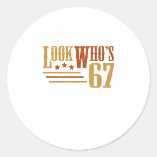 Look Whos 67歳67おもしろい番目の誕生日 ラウンドシール