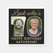 Look Who's 70ブラック&金ゴールドハッピーバースデー2写真 スタンダードカクテルナプキン (正面)