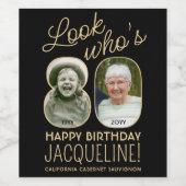 Look Who's 80ブラック&金ゴールド2フォトバースデーパーティー ワインラベル (シングルラベル)