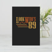 Look Whos 89歳89おもしろい番目の誕生日 招待状 (スタンド正面)