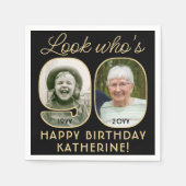 Look Who's 90ブラック&金ゴールドハッピーバースデー2写真 スタンダードカクテルナプキン (正面)