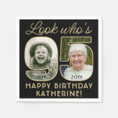 Look Who's 95ブラック&金ゴールドハッピーバースデー2写真 スタンダードカクテルナプキン (正面)