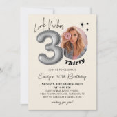 Look Who's Thirty Modern 30th Birthday Photo 招待状 (正面)