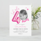 Look Whos Women 40th Birthday Pinkバルーンフォト 招待状 (スタンド正面)