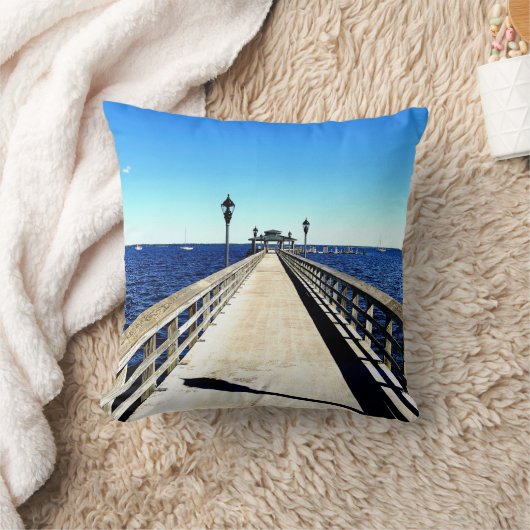 Looking Down The Pier クッション (ブランケット)