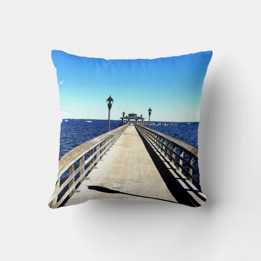Looking Down The Pier クッション (裏面)