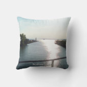 Looking Out at Lake Erie クッション (裏面)