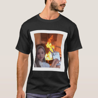 LOONA Gowon with fire Pin Tシャツ