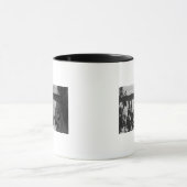 Lopez Island, WA – ベイに魚釣りボート マグカップ (中央)