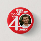 Lordy lordyルック40th誕生日の赤い白い写真 缶バッジ (正面)