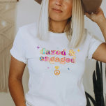 LORI絞り染めボーデ婚約したィングバチェロレッテ Tシャツ<br><div class="desc">グルーヴ70年代をテーマ婚約したにした絞り染めとレトロなバブルフォントを特徴とするボーイズシャツ。バチェロレッテグループの花嫁とコーディネート婚約したの「酔っぱらって混乱した」シャツのための白い「まぶされた」と」オプションを注文する。</div>