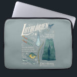 LOTHLORIEN™ Watercolor Collage Graphic ラップトップスリーブ<br><div class="desc">Step into the golden woods of Middle-earth™ with this enchanting Lord of the Rings™ design inspired by Lothlórien™. Featuring elegant Elven elements — from flowing cloaks and intricately crafted blades to a graceful bow, vial of light, and delicate leaves drifting on the breeze — this artwork captures the quiet beauty...</div>