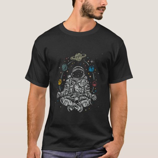 Lotus Meditating Astronaut Zen Yoga Planets Univer Tシャツ (正面)