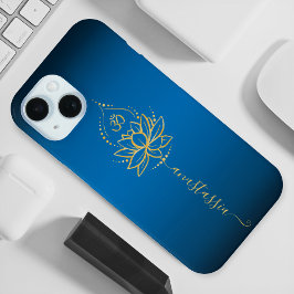 Lotus & Om -パーソナライズされた名前をカスタムするミニマリスト iPhone 15ケース