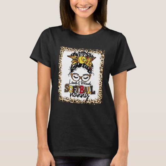 Loud & Proud Softball Nanny Messy Bun Game Day Vib Tシャツ (正面)