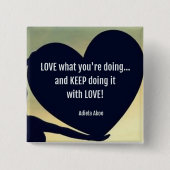 LOVEあなたは何を行うボタン – Adiela Akoo 缶バッジ (正面)