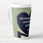 LOVEあなたは何オリーブのマグカップを行う – Adiela Akoo カフェラテマグ (左アングル)