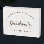 Love パーソナライズされた My Kitchenの手作り素朴 ウッドボックスサイン<br><div class="desc">私たちパーソナライズされたの「愛と手作り」を紹介キッチン素朴木箱サインは、キッチンデコや料理ファンのための心温まる贈り物に魅力的、カスタマイズ可能な追加。カスタマイズ酒：この素朴な木製の看板はパーソナライズされた、自分のキッチンに大切に持ち帰った形見や友人や家族への思いやりある贈り物として、あなたの名前と一緒に作ることができる。愛と手作り：「愛と手作り」の銘文は、あなたのキッチンの装飾に暖かさと懐かしさのtouchを追加祝し、家庭料理の喜び。エレガ素朴ンス：木の気にデザインは素朴な魅力と居心地の良い、料理宇宙に魅力的な雰囲気を与える工芸品。個人Touchによるギフト：キッチンで過ごし、食べ物を通して愛を分かち合う人々のための楽しむ有意義で有意義なギフトを作成するために、このサインをパーソナライズする。この「愛パーソナライズされたあふれる手作り」のキッチン素朴木箱サインは、家庭料理の温かさと素朴な優雅さをシームレスに兼ね備えている。それカスタマイズは自分のユニークな作り方や料理ファンの仲間に心からの贈り物として提示するためにあなたの名前を付ける。それは任意のキッチンに楽しい追加さ祝れ、自家製の料理に気に行く愛とこと。</div>