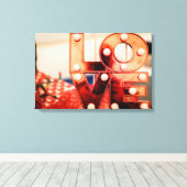 LOVE (ビッグレッドレタリング) キャンバスプリント (インサイチュ (ウッドフロア))