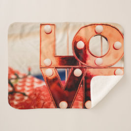 LOVE (ビッグレッドレタリング) シェルパブランケット