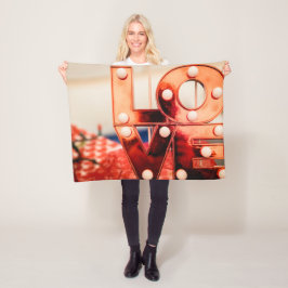 LOVE (ビッグレッドレタリング) フリースブランケット