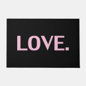 "love"ピンク文字ブラック背景 –  ドアマット (正面)