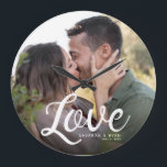 LOVE モダン シンプルエレガント SCRIPT Keepsake ラージ壁時計<br><div class="desc">ニューリエレガント結婚ウェモダンッズの記念日、バレンタインデーの記念日、婚約の写真、名前をカスタムするの写結婚真、タイポグラフィの、日付の順に暗いグラデーションでを目立たせる。</div>