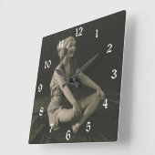 Love a Ziegfeld Girl Sitting Cross Legs スクエア壁時計 (傾斜)