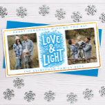 Love and Light Hanukkahフォトカード シーズンカード<br><div class="desc">家族や友人とのシーズンに最適モダンな「愛と光」のフォトカードでハヌカー祝の心のこもった願いを送る。青いはっきりしたタイポグラフィとフェスティバルの華やかさ、金ゴールドグリッタースタイル縁どと2枚の宇宙を備えたデザインでカスタム、伝統と魅力を融合したでコンテンポラリーある。家族の名前と年でパーソナライズして、あなただけのユニークな名前にする。光のフェスティバル中に共有の暖かさ、愛、光への美しい方法！</div>
