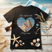 Love At First Bark" オリジナル犬の名前Tシャツ