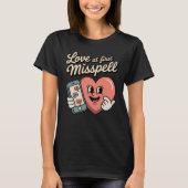 Love at First Misspell | Funny Texting Romance  Tシャツ (正面)