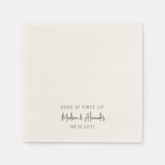 Love at First Sip名前をカスタムするス結婚クリプト スタンダードカクテルナプキン (正面)