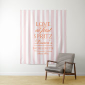 Love at First Spritz バチェラー・パーティー タペストリー (インサイチュ)