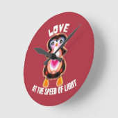 Love at the Speed of Light Penguin Gift ラウンド壁時計 (傾斜)
