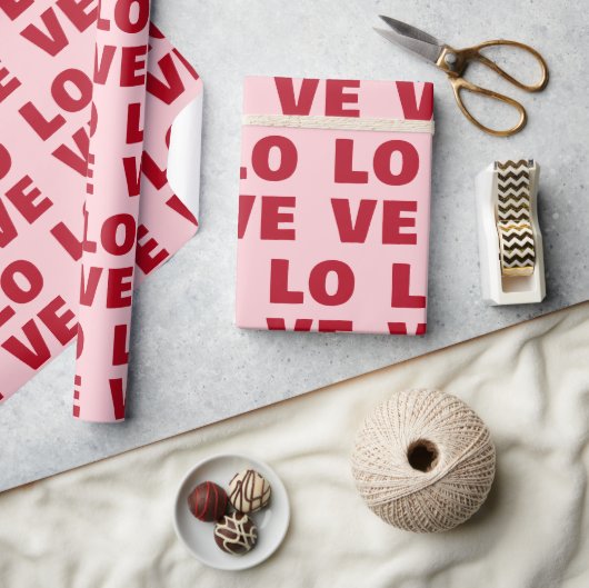 Love Bold Typography Pink & Red Gift ラッピングペーパー (クラフト)