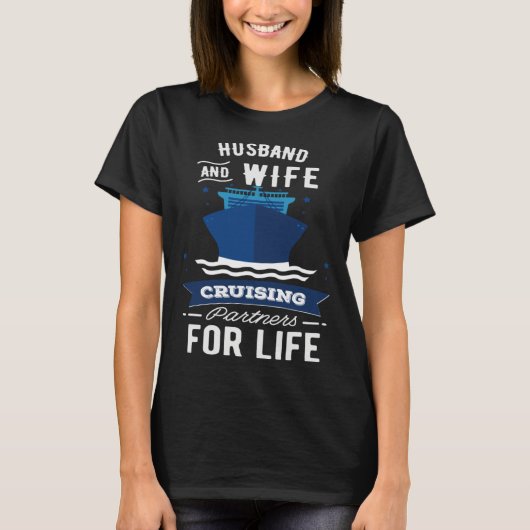 Love Cruising Boating Husband Wife Cruising Partne Tシャツ (正面)