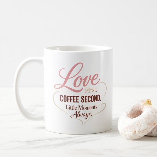Love First Coffee Second Mom Life Typography Desig コーヒーマグカップ (ドーナツ)