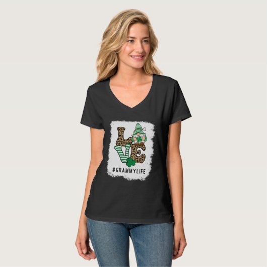 LOVE Grammy Life Gnome  St Patrick s Day Lucky Sha Tシャツ (正面フル)