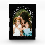 Love Grows Here Modern Arch Black フォトブロック<br><div class="desc">Modern and minimal family memory photo block featuring a photo in a arch frame with a text that says "Love Grows Here" with tiny hearts. Black.</div>
