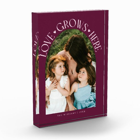 Love Grows Here Modern Arch Cranberry フォトブロック (左)