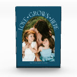 Love Grows Here Modern Arch Teal フォトブロック<br><div class="desc">Modern and minimal family memory photo block featuring a photo in a arch frame with a text that says "Love Grows Here" with tiny hearts. Teal.</div>