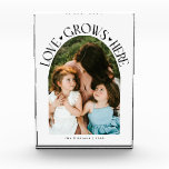 Love Grows Here Modern Arch White フォトブロック<br><div class="desc">Modern and minimal family memory photo block featuring a photo in a arch frame with a text that says "Love Grows Here" with tiny hearts. White.</div>