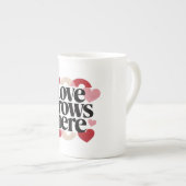 Love Grows Here – Modern Heart Typography ボーンチャイナマグカップ (正面右)