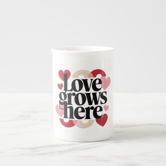 Love Grows Here – Modern Heart Typography ボーンチャイナマグカップ (正面)
